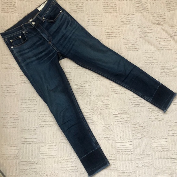 Rag & Bone / JEAN 10 inch capri, Style Modele in Color Stanwix
Size 29 - Picture 6 of 16